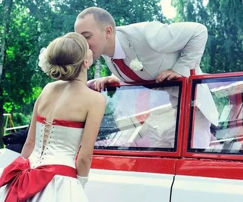 Gaun pengantin dengan busur merah dan mobil