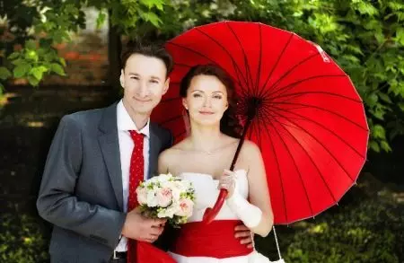 Vestuvių suknelė su raudona juosta