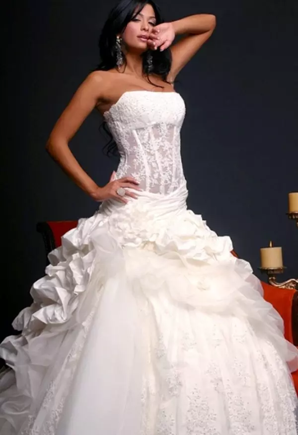 فستان الزفاف مع مشد شفافة