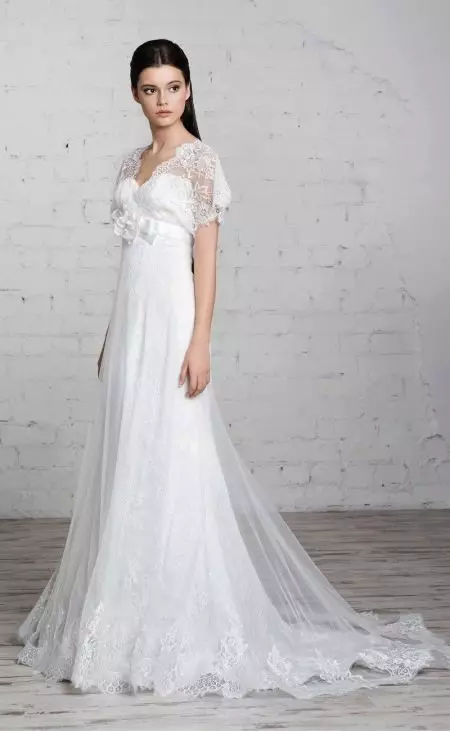 Bridal dress na may maikling lace sleeves.