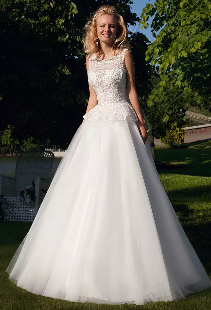 Lush wedding dress na may Basque.