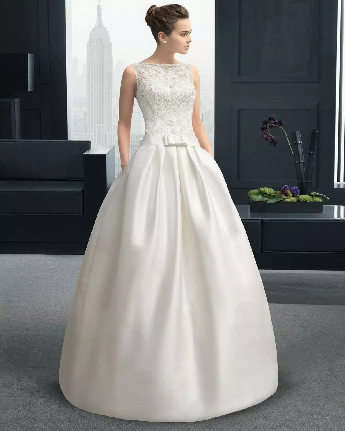 Lush wedding dress na may puntas corset.