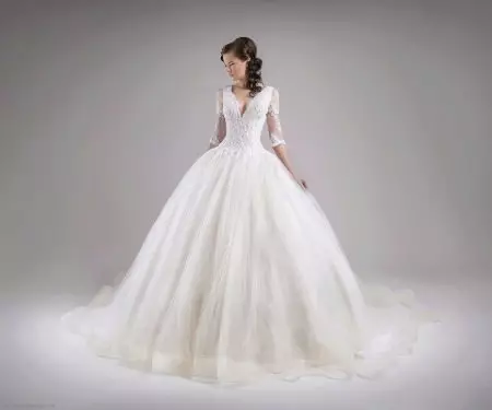 Lush wedding dress na may maikling sleeves mula sa puntas