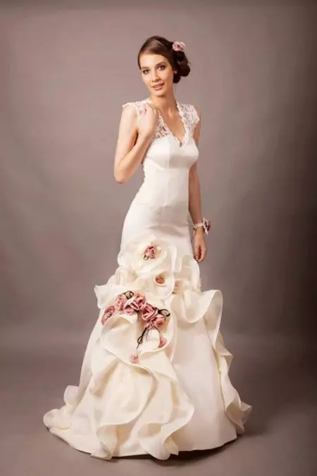 花と結婚式のサテンのドレス