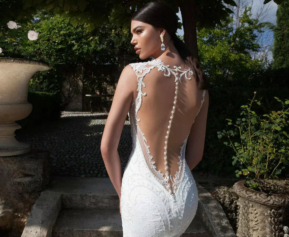 Bröllopsklänning med öppen rygg och knappar