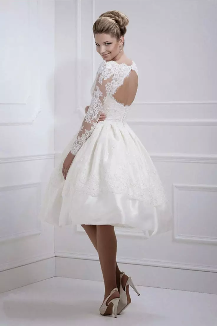 Краток венчален фустан со делумно отворен грб