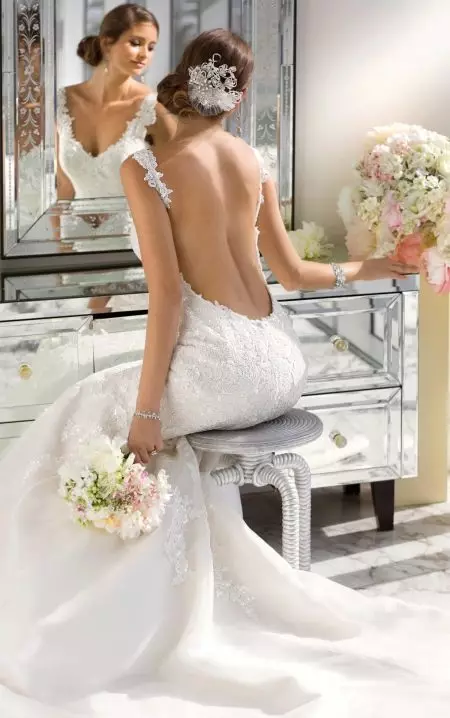 Vestido de noiva com decote profundo nas costas