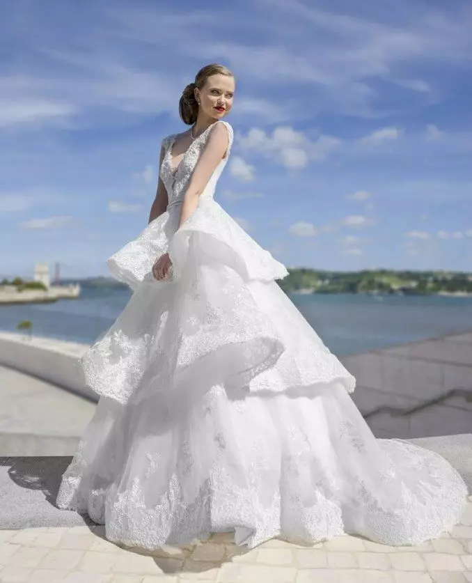 Vestido de novia exuberante con una falda de cascada