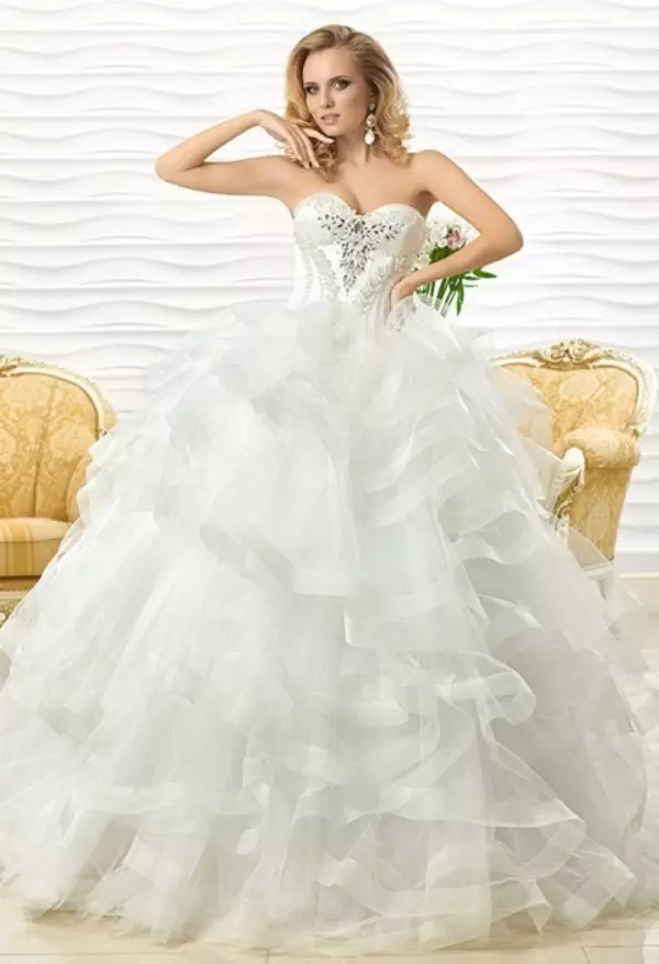 Vestido de novia exuberante con una falda de cascada de Oksana Fly