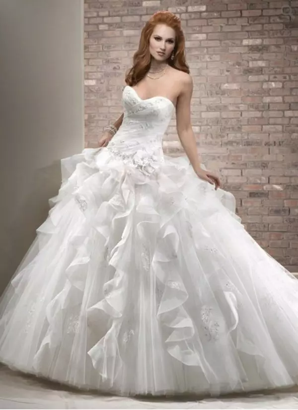 Vestido de novia exuberante con volantes verticales