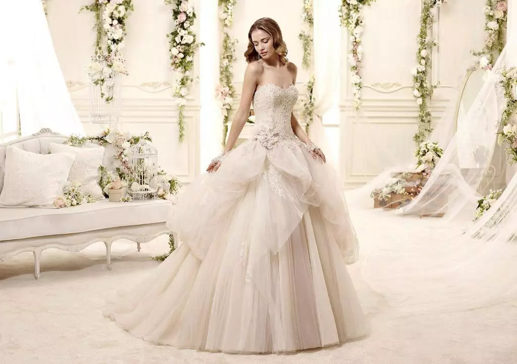 Vjenčanica bujnom sa suknjom apstraktnih oblika
