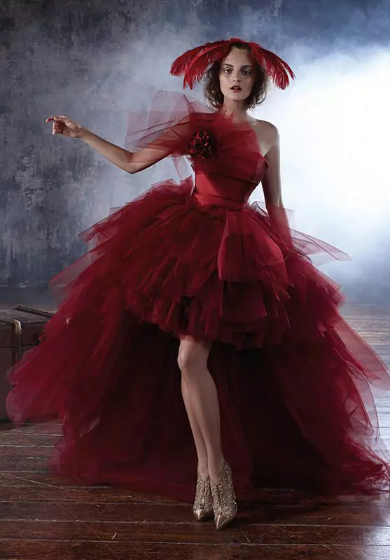 Vestido de novia rojo exuberante de vanguardia