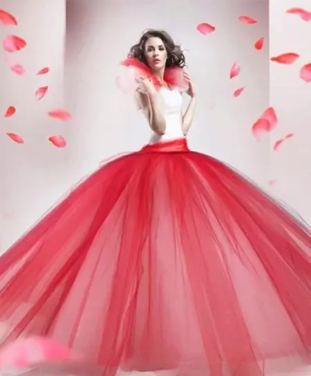 Vestido exuberante de boda rojo con corsé blanco