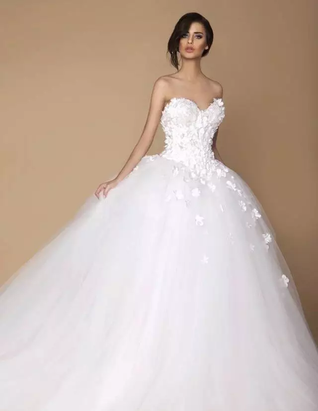 Vestido de novia exuberante con un corazón cortado