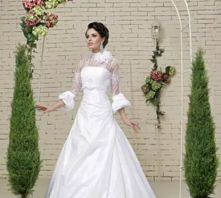 Dekorationer til brudekjole med en illusion