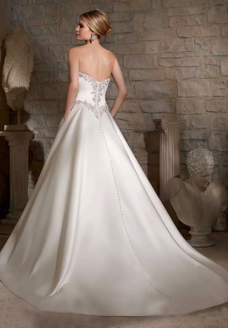 Váy cưới tươi tốt được trang trí bởi kim cương giả