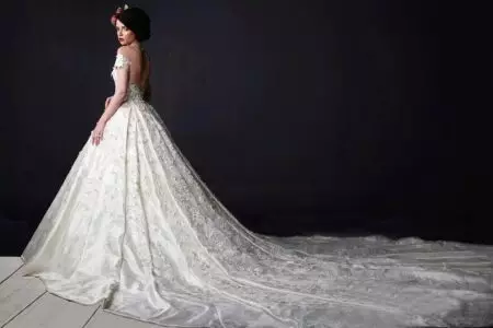 لباس عروسی با یک حلقه طولانی