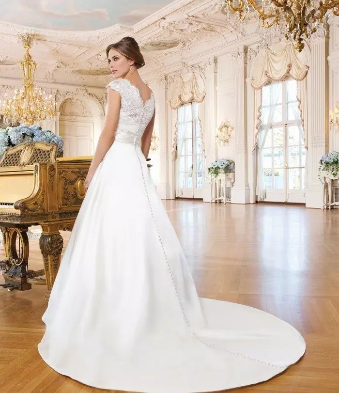 Váy cưới A-Silhouette với vải lanh