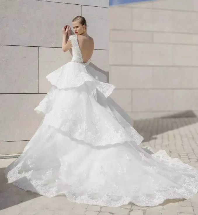 لباس عروسی عروسی با دامن چند لایه و حلقه