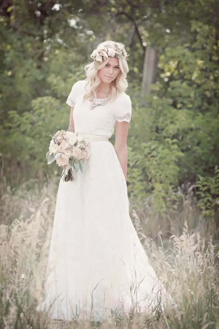 D'une robe coupe-circuit de mariage sous la gorge