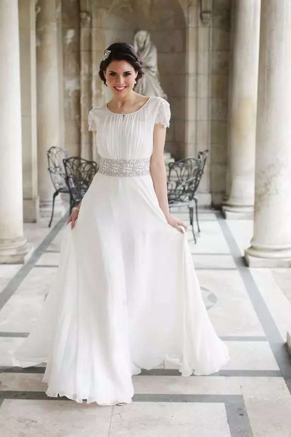 शादी की पोशाक की वेज के आकार की आस्तीन