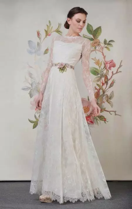 Kvadratinių vestuvių suknelė