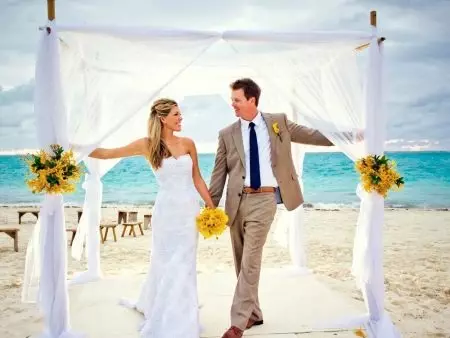 ساحل سمندر پر ایک شادی کے لئے براہ راست شادی کا جوڑا.