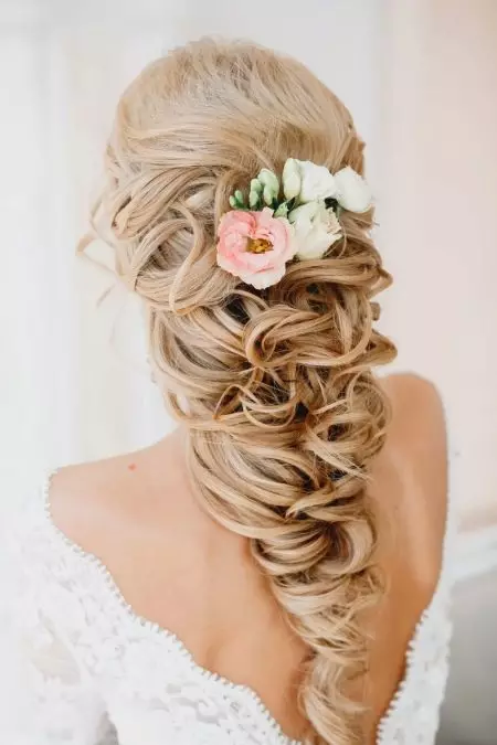 Live flowers in wedding hairstyle