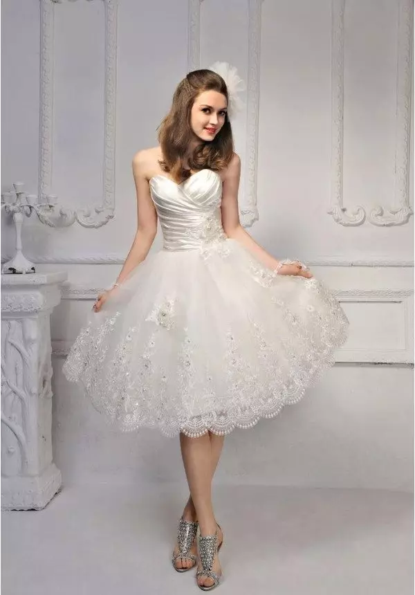 लेस स्कर्टको साथ छोटो विवाह पोशाक