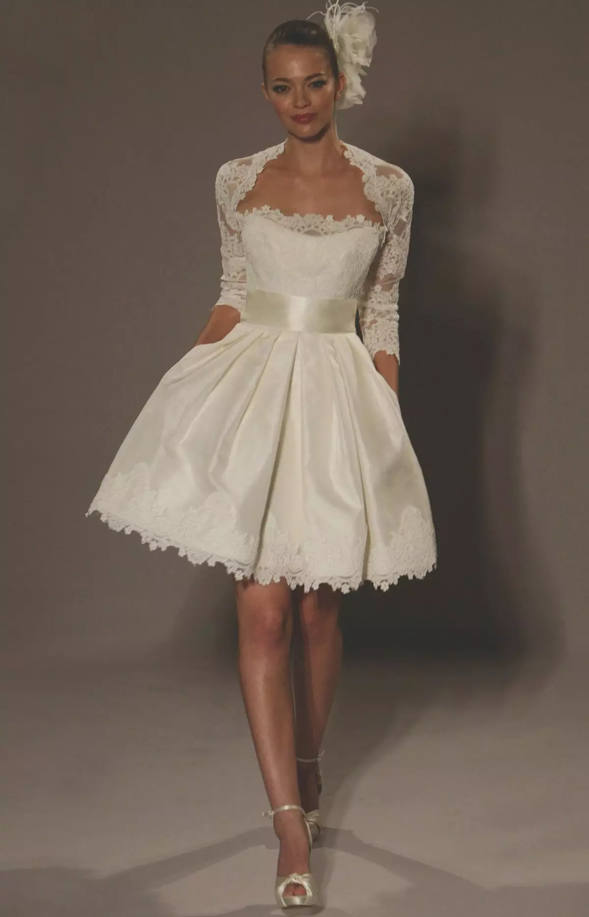 Openwork Bolero à une robe de mariée courte