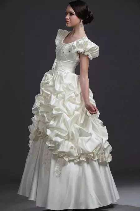 슬리브 랜턴과 긴 웨딩 드레스