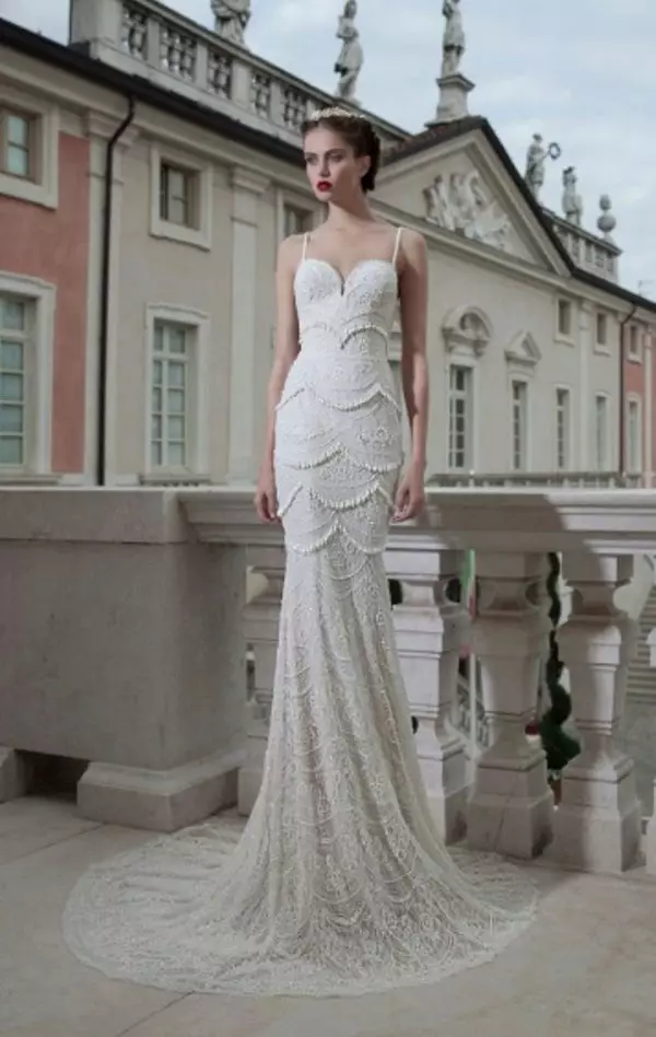 Długa suknia ślubna w stylu awangardowym