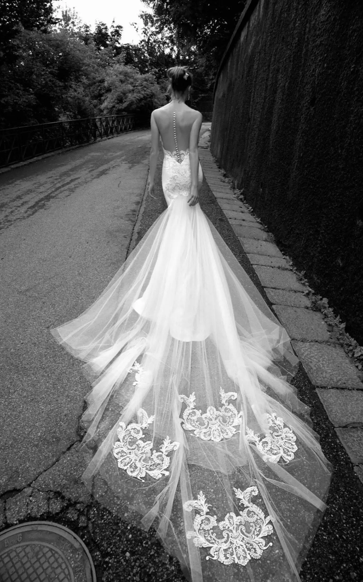 Bröllopsklänning med loop och spets 2016 av Alessandra Rinaudo
