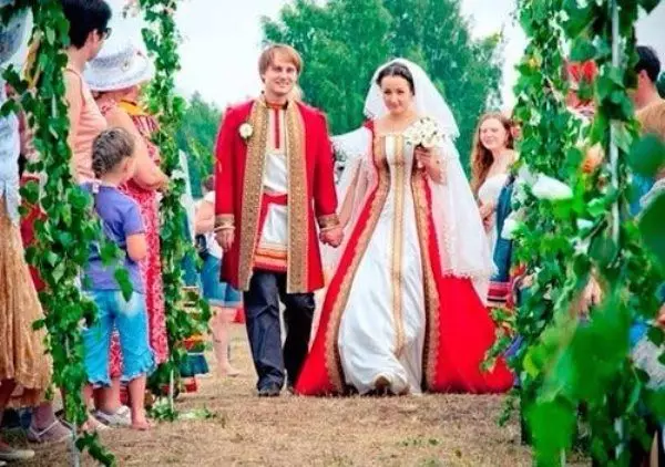 रूसी लोक शैलीमा विवाह पोशाक