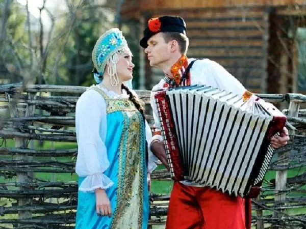 रूसी लोक शैलीमा विवाहको पोशाक निलो तत्वहरूको साथ