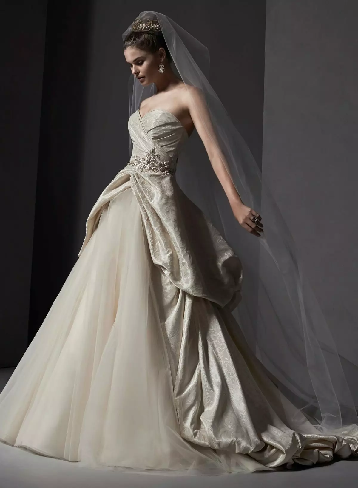 فستان الزفاف في الخصبة نمط الرجعية