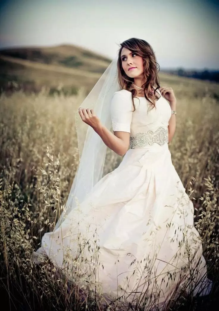 Bröllopsklänning för bröllop med transparenta ärmar