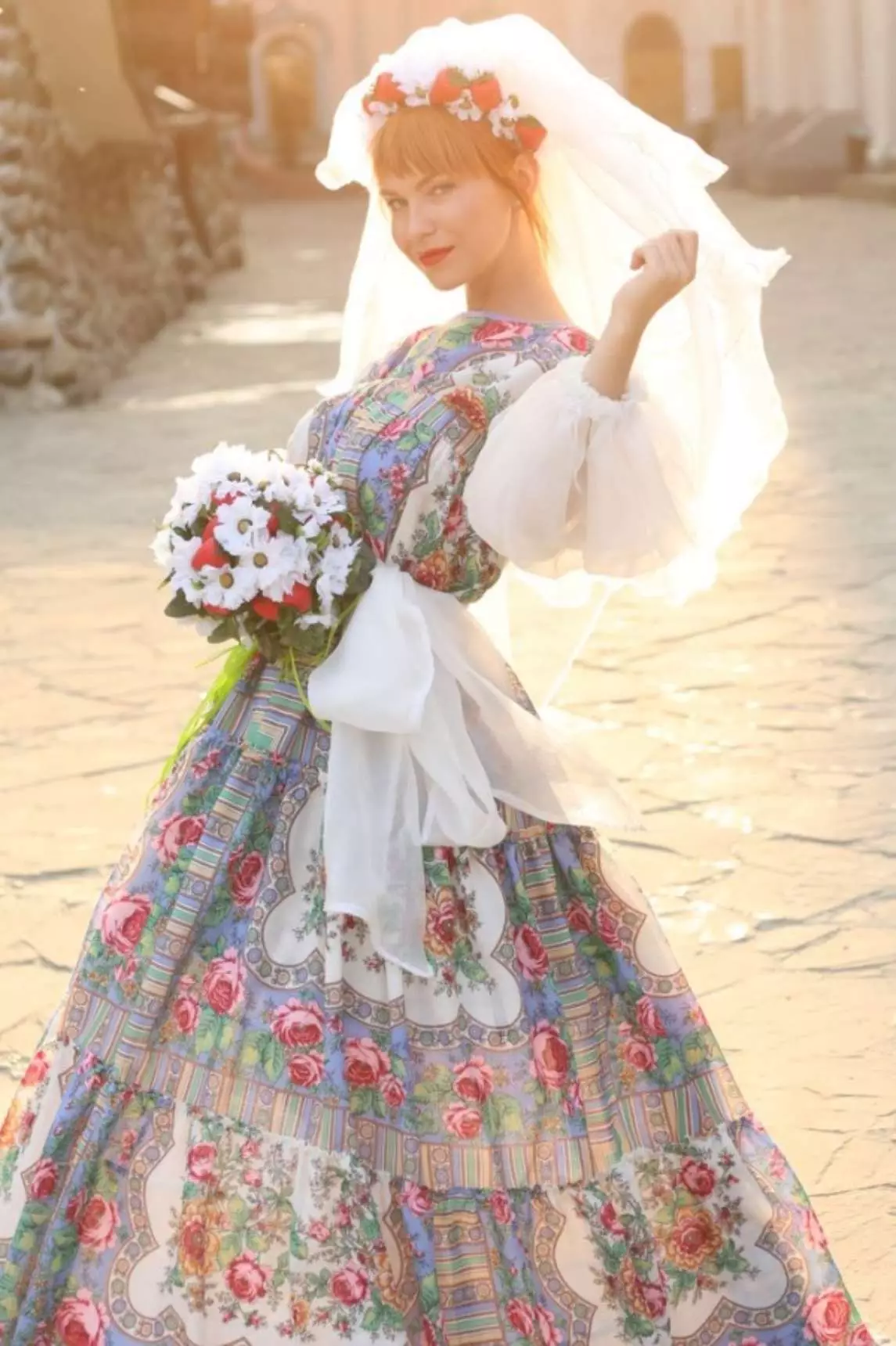 Buntes Hochzeitskleid im russischen Stil