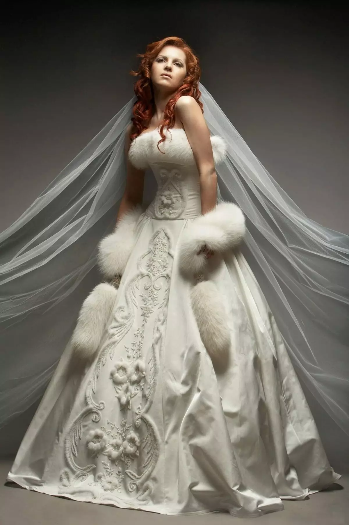 Hochzeitskleid mit Fell