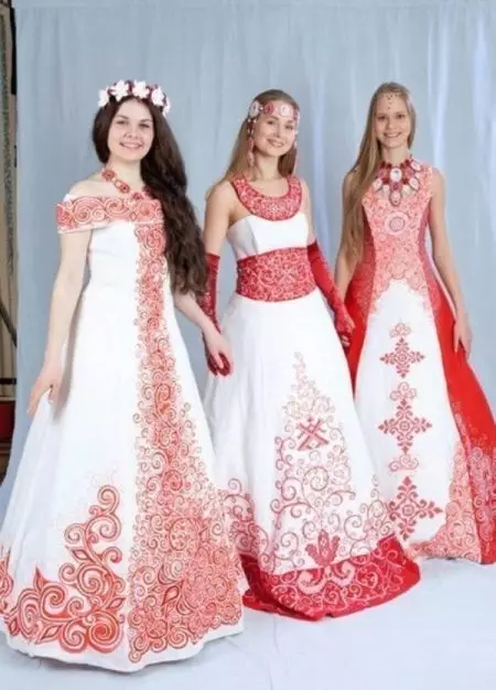 रूसी शैलीको साथ A-आकारको विवाह पोशाक