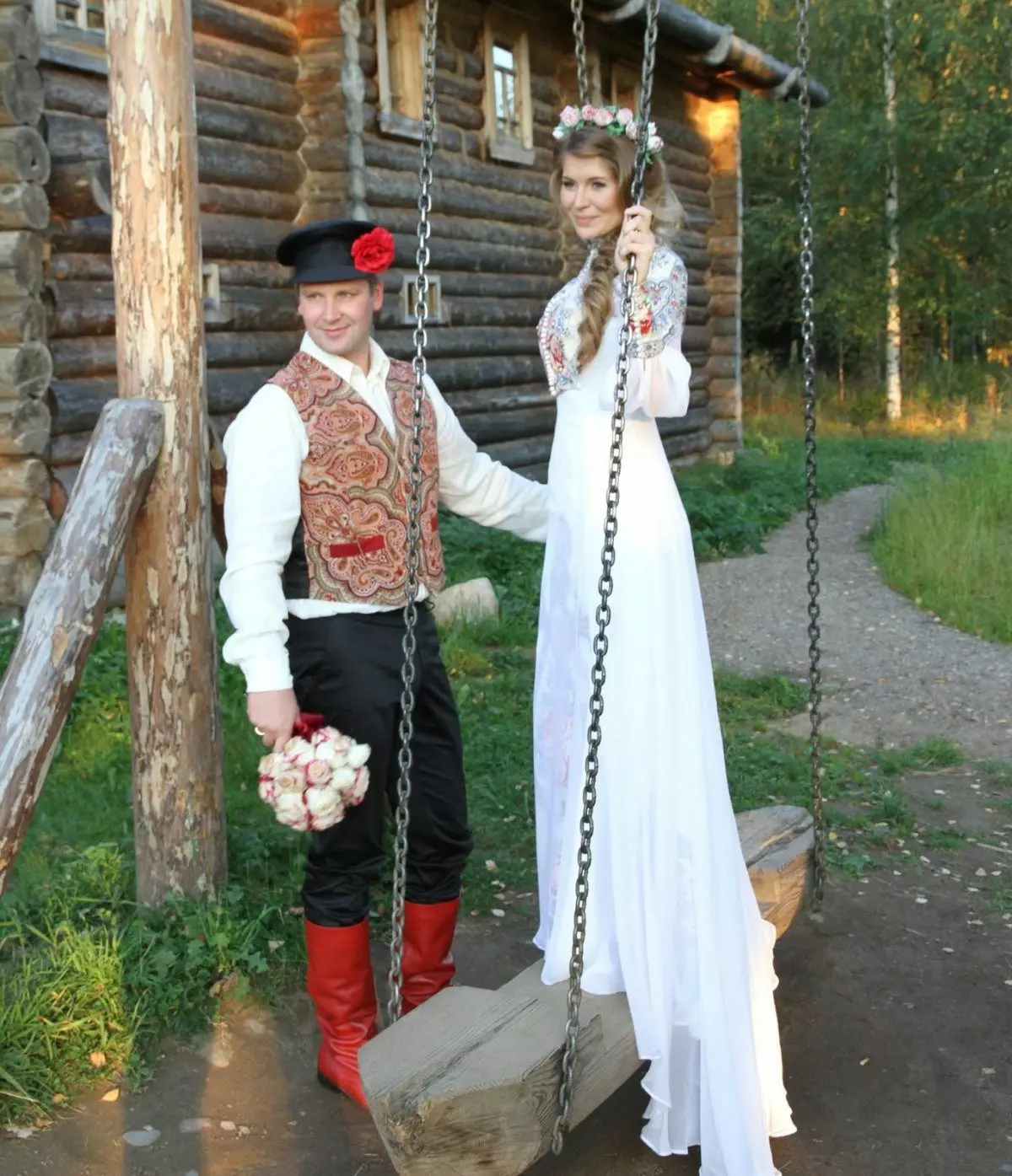 Pakaian Perkahwinan dengan kereta api dalam gaya Rusia