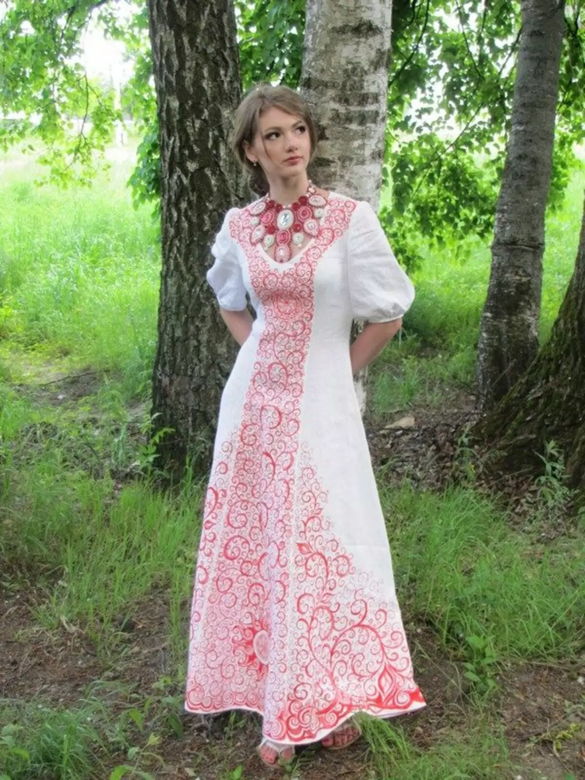 Hochzeitskleid mit Stickerei im russischen Stil