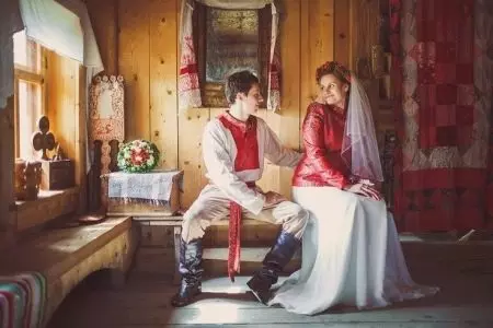 Hochzeitskleid im russischen Stil mit Fata