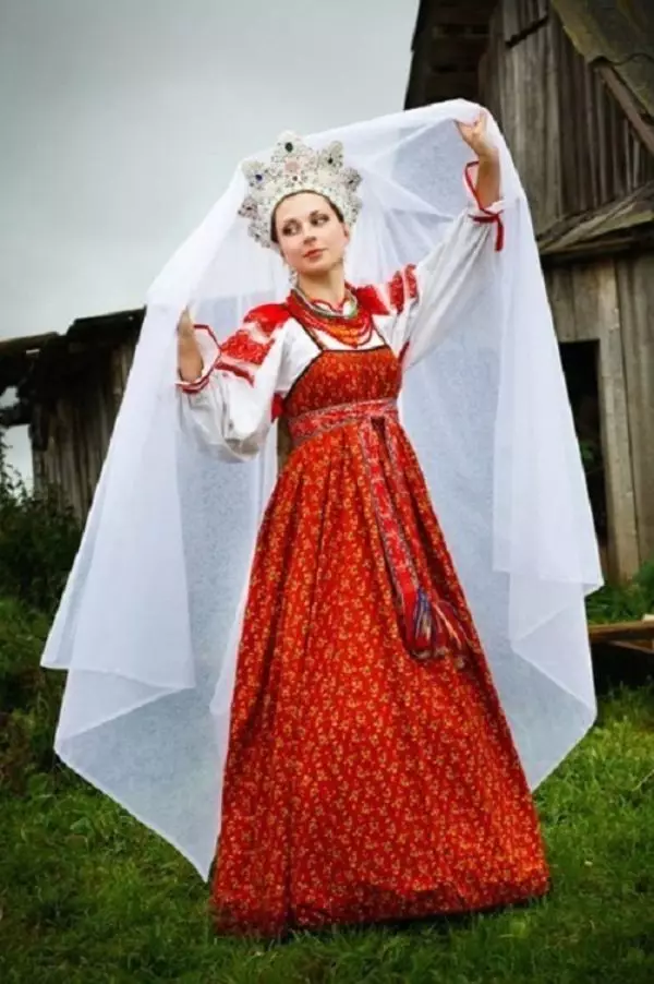 Hochzeitskleid im russischen Stil