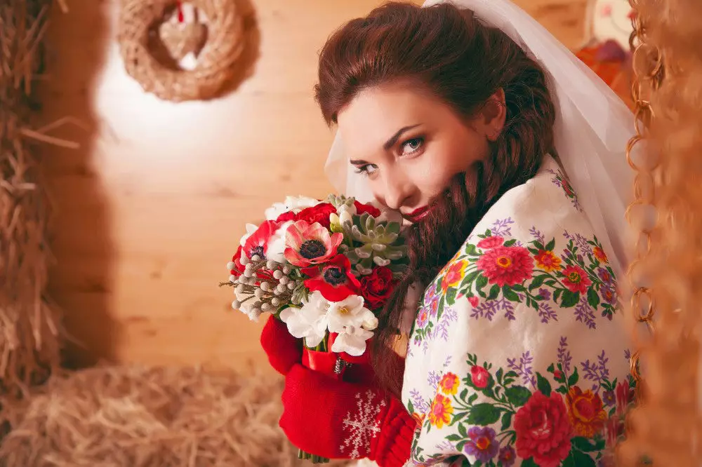 Imej perkahwinan pengantin perempuan dalam gaya Rusia