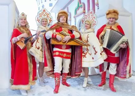 रूसी शैलीमा विवाहको पोशाकको लागि फर कोट