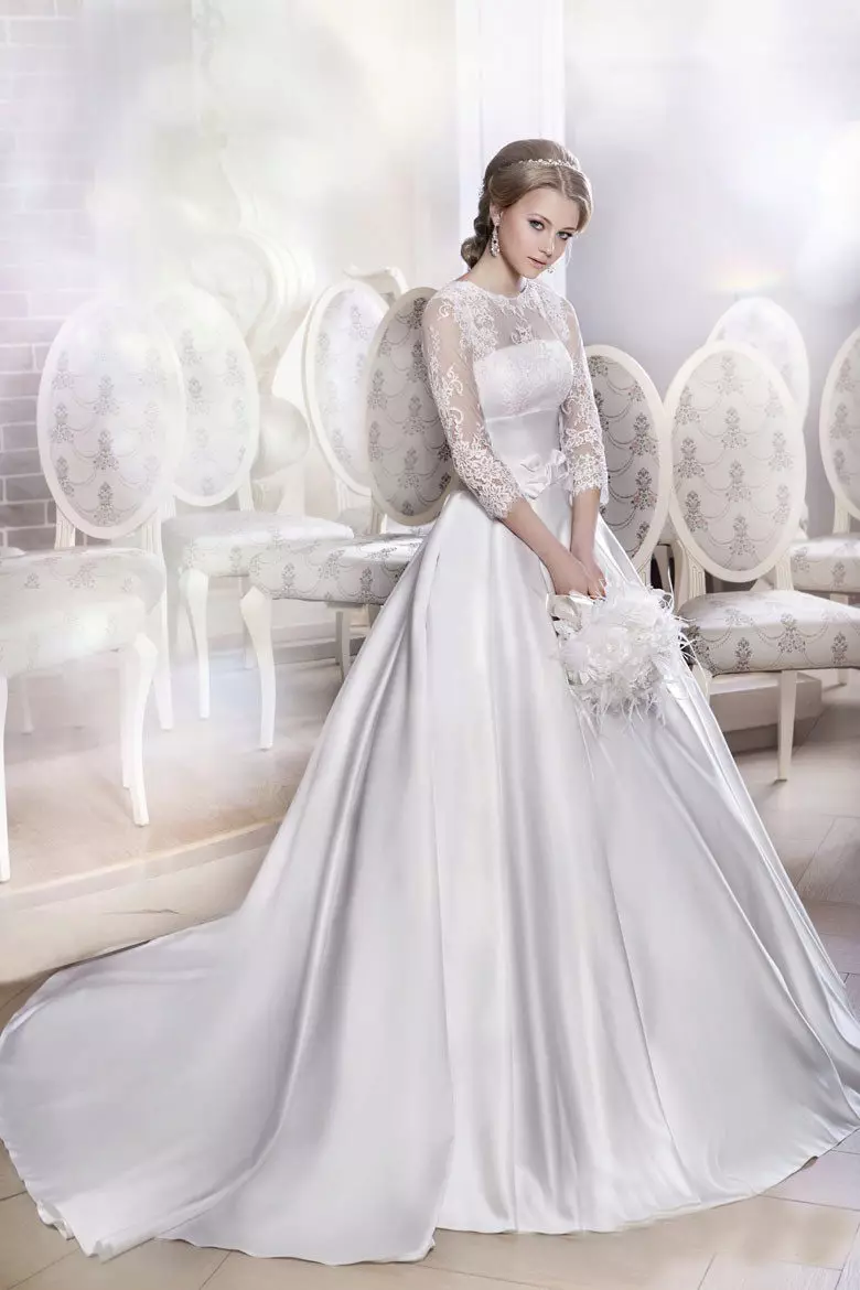 Gaun pengantin yang subur dengan mengendarai openwork