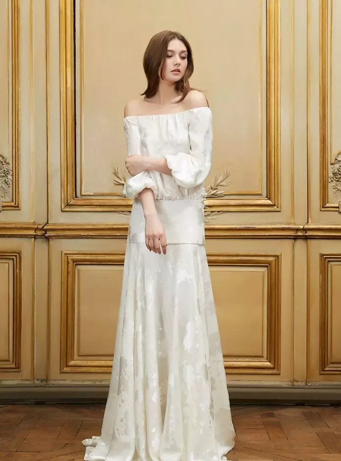 Gaun pengantin dengan pinggang rendah dan lengan dalam gaya retro