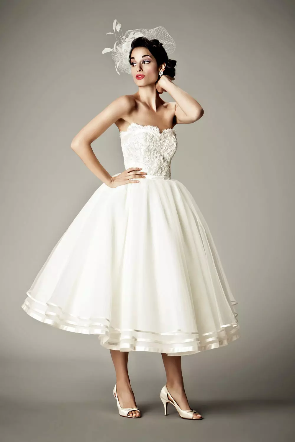 Vestido de noiva luxuriante curto no estilo 50s