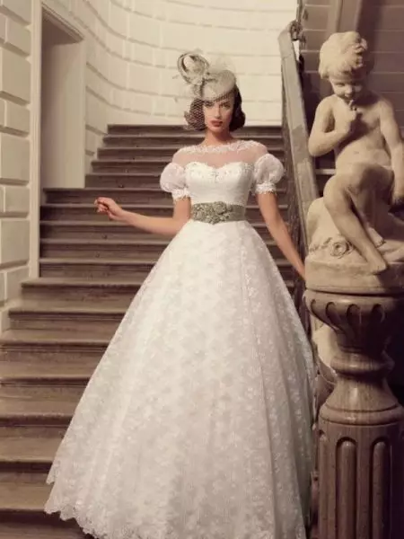 Gaun pengantin bergaya di bawah kuno